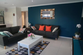 Designer Decor Home with 8Beds at Williams Landing, Laverton